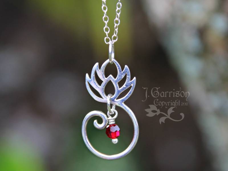 Lotusblüte Kette - Erleben Sie Zen Sterling Silber Blume & Rubinrot Swarovski Kristall Lotusblüte Kette - Erleben Sie Zen Sterling Silber Blume & Rubinrot Swarovski Kristall von WinterberryJewelry