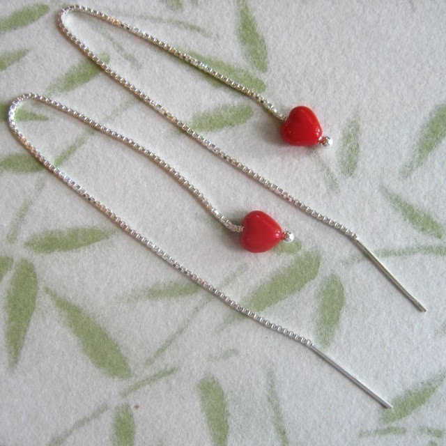 Love Ohrringe - Winzige Rote Herzen An Langen Sterling Silber Ohrfädeln Ohrfäden, Kettenohrringe Love Ohrringe - Winzige Rote Herzen An Langen Sterling Silber Ohrfädeln Ohrfäden, Kettenohrringe von WinterberryJewelry