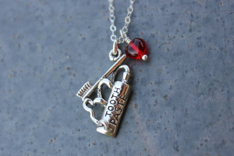 Love To Brush My Teeth Anhänger - Sterling Silber Zahnputz Zahnpasta & Rotes Glas Herz Für Zahnärzte, Kieferorthopäden, Zahntechniker von WinterberryJewelry
