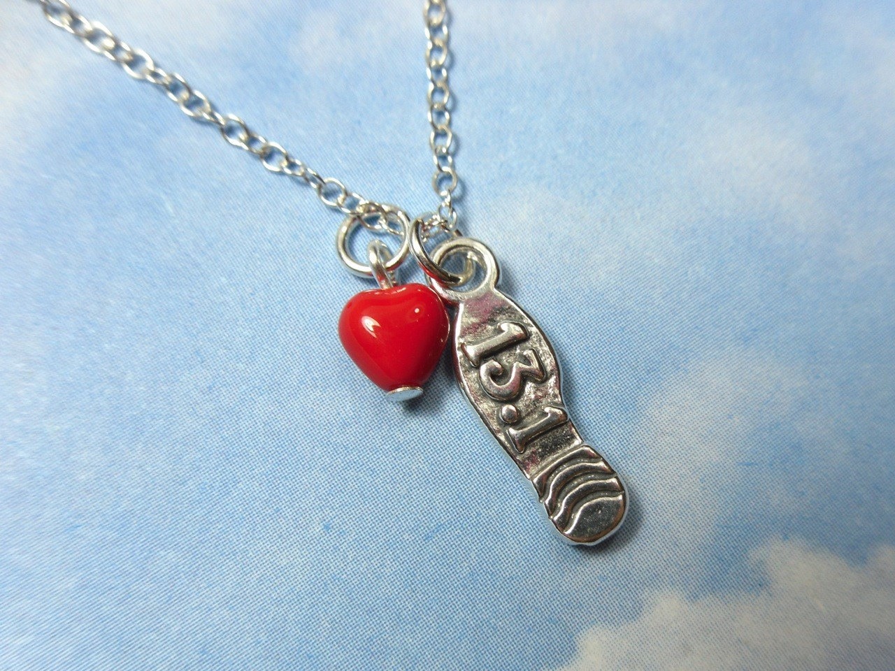 Love To Run Halbmarathons Halskette -sterling Silber 13.1 Meile Schuhcharme Und Rotem Glas Herz - Für Läufer von WinterberryJewelry