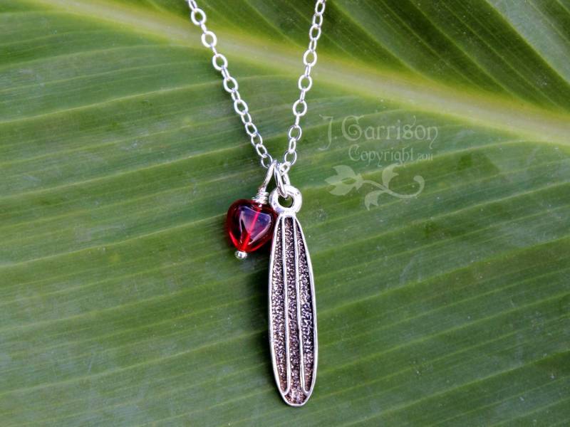 Love To Surf Halskette - Sterling Silber Surfbrett & Rotes Herz An Kette Ocean Beach Summer Surfer Girl Charm von WinterberryJewelry