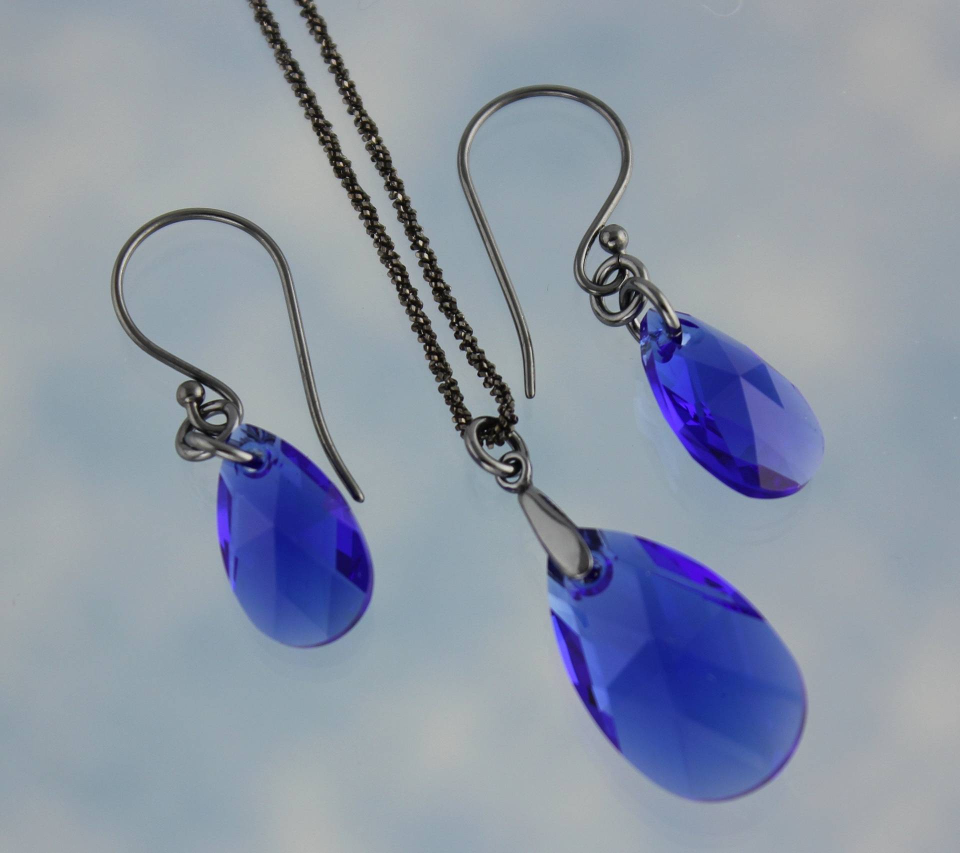 Majestic Blue Swarovski Pear Tropfen-Halskette, Ohrringe Oder Set - Schwarz Oxidierte Sterlingsilber-Seilkette + Ohrringhaken von WinterberryJewelry