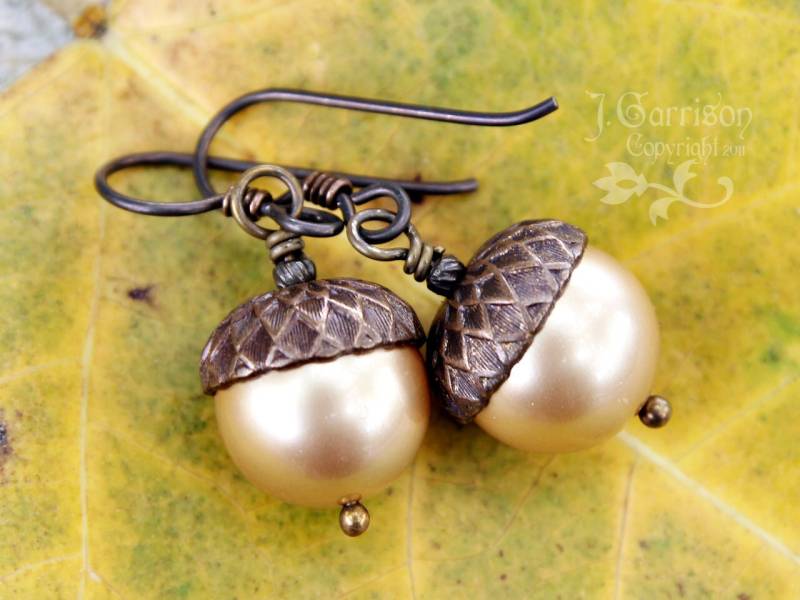 Messing Antik Und Perle Eichel Ohrringe - Vintaj Perlkappen, Gold Swarovski Perlen Hypoallergene Niobium Ohrhaken Messing Antik Und Perle Eichel Ohrringe - Vintaj Perlkappen, Gold Swarovski Perlen Hypoallergene Niobium Ohrhaken von WinterberryJewelry