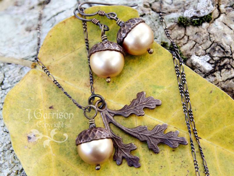 Messing Eicheln, Eichenblatt Halskette & Ohrringe Set - Vintaj Messing, Swarovski Perlen Herbst Herbstlaub Messing Eicheln, Eichenblatt Halskette & Ohrringe Set - Vintaj Messing, Swarovski Perlen Herbst Herbstlaub von WinterberryJewelry