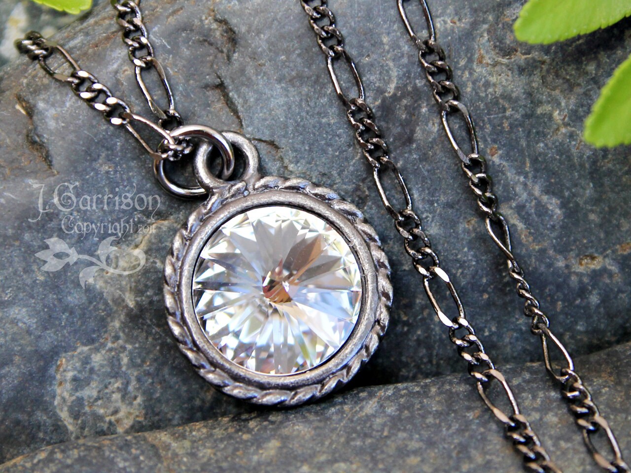 Midnight Star - Swarovski Rivoli Crystal & Gunmetal Black Halskette Schwarz Und Weiss von WinterberryJewelry