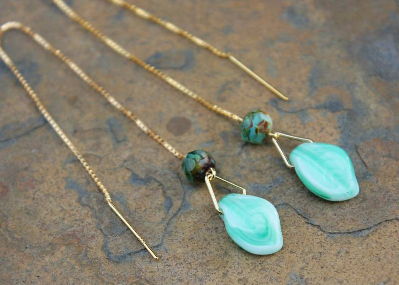 Minzblätter Threader Ohrringe - Mintgrüne Glasblätter Und Facettierte Runde Perlen An 22K Vergoldeten Sterlingsilber Ohrfäden Minzblätter Threader Ohrringe - Mintgrüne Glasblätter Und Facettierte Runde Perlen An 22K Vergoldeten Sterlingsilber Ohrfäden von WinterberryJewelry