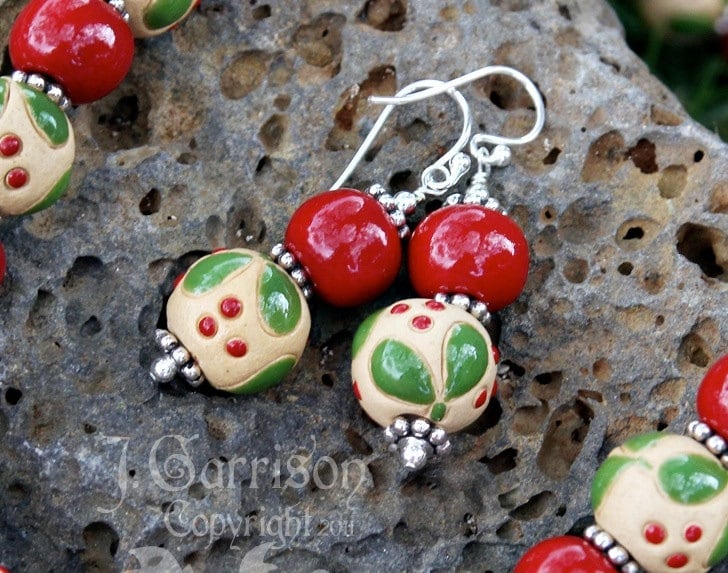 Mistelzweig Ohrringe - Rote & Grüne Steingutperlen An Sterling Silber Rustikaler Weihnachtsschmuck von WinterberryJewelry