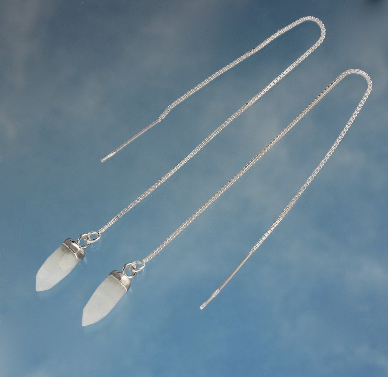 Mondstein Spike Fädelohrringe - Weiße Edelstein Pendel Tropfen An Schlichten Sterling Silber Ohrfäden Kettenohrringe von WinterberryJewelry