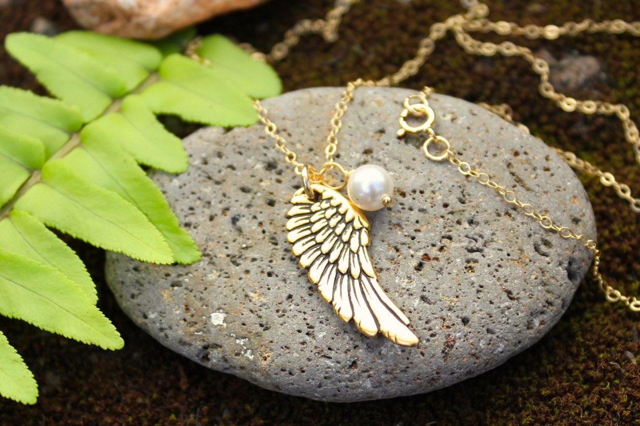 My Süßer Engel Halskette- Vergoldeter Engelsflügel + Perle An 14K Gold Filled Zarte Kette - Sie Wählen Geburtsstein Farbe My Süßer Engel Halskette- Vergoldeter Engelsflügel + Perle An 14K Gold Filled Zarte Kette - Sie Wählen Geburtsstein Farbe von WinterberryJewelry