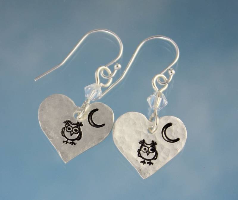 Nachteule & Halbmond Ohrringe - Handgemachte Feinsilber Herzanhänger Mit Gehämmertem Muster An Sterling Silber Haken Nachteule & Halbmond Ohrringe - Handgemachte Feinsilber Herzanhänger Mit Gehämmertem Muster An Sterling Silber Haken von WinterberryJewelry