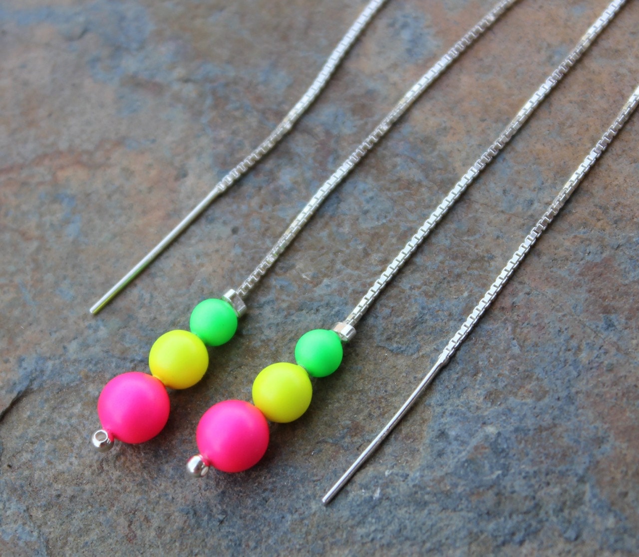 Neon Pearls Threader Ohrringe - Neongrüne, Gelbe Und Pinke Swarovski Perlen An Langen Sterling Silber Ohrfäden von WinterberryJewelry