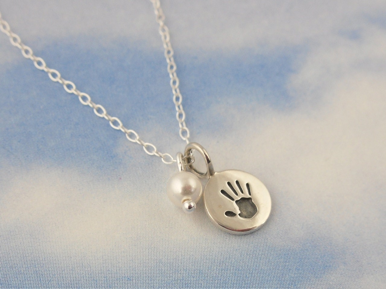 Niedliche Baby Handabdruck Und Geburtsstein Sterling Silber Halskette - Sie Können Kristall Oder Perle Farbe Wählen Für Mütter Niedliche Baby Handabdruck Und Geburtsstein Sterling Silber Halskette - Sie Können Kristall Oder Perle Farbe Wählen Für Mütter von WinterberryJewelry