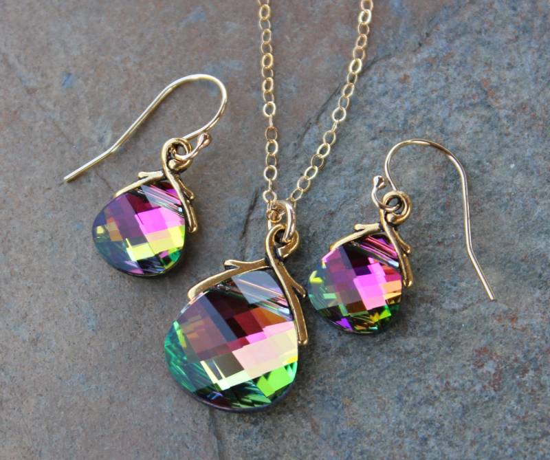Nordlicht Goldkette & Ohrring Set - Funkelnde Farbwechsel Vitrail Medium Swarovski Kristall Brioletten 14K Gold Gefüllte Kette Nordlicht Goldkette & Ohrring Set - Funkelnde Farbwechsel Vitrail Medium Swarovski Kristall Brioletten 14K Gold Gefüllte Kette von WinterberryJewelry
