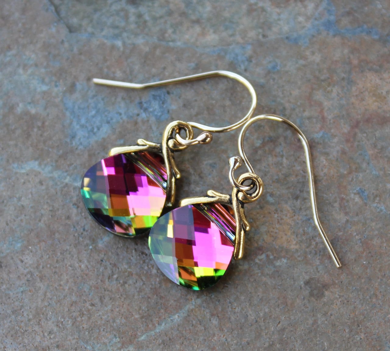 Nordlicht Kristall Gold Ohrringe - Funkelnde Rosa, Grün, Gold Farbwechsel Vitrail Medium Swarovski Biolettes Regenbogen von WinterberryJewelry