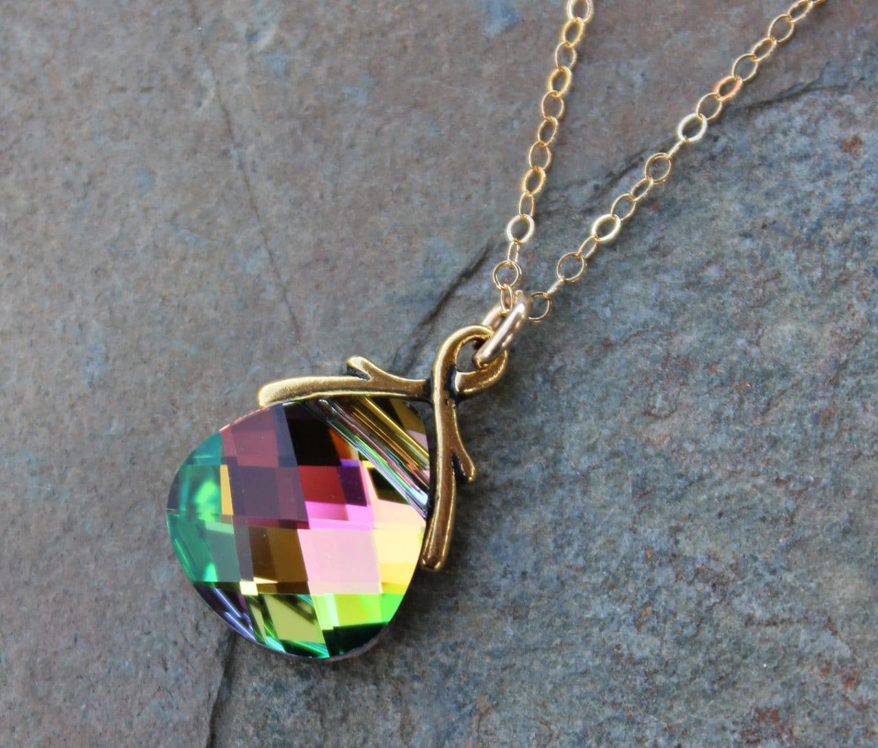 Nordlichter Kristall Gold Halskette -Funkelnder Rosa Briolette - 14K Gold Gefüllte Kette von WinterberryJewelry