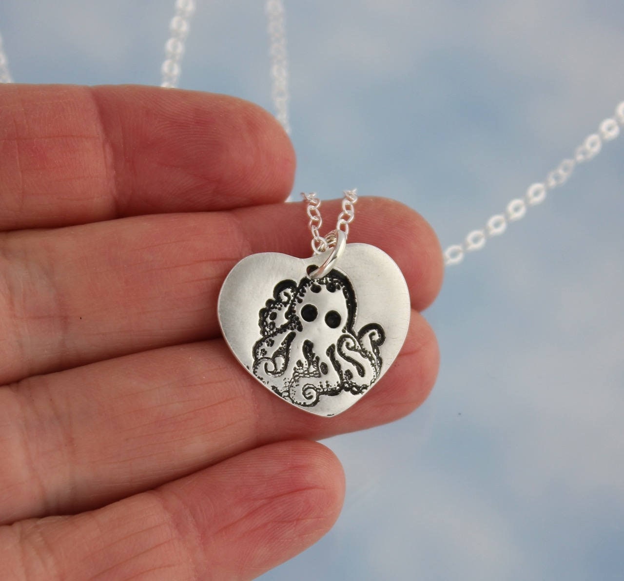 Octopus Love Halskette - Feinsilber Handgefertigter Herzanhänger Mit Oktopusstempel An Einer Sterling Silber Kette von WinterberryJewelry