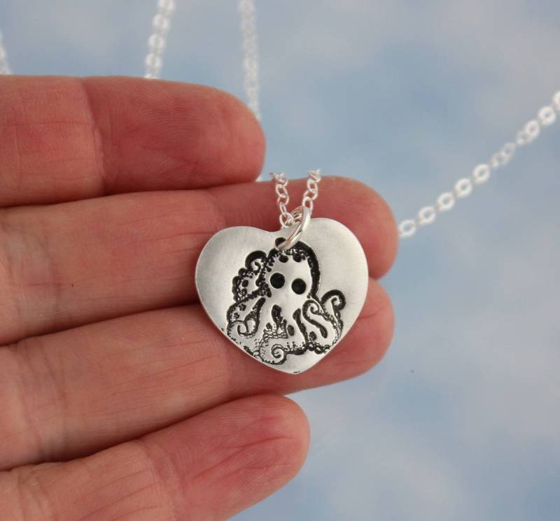 Octopus Love Halskette - Feinsilber Handgefertigter Herzanhänger Mit Oktopusstempel An Einer Sterling Silber Kette Octopus Love Halskette - Feinsilber Handgefertigter Herzanhänger Mit Oktopusstempel An Einer Sterling Silber Kette von WinterberryJewelry