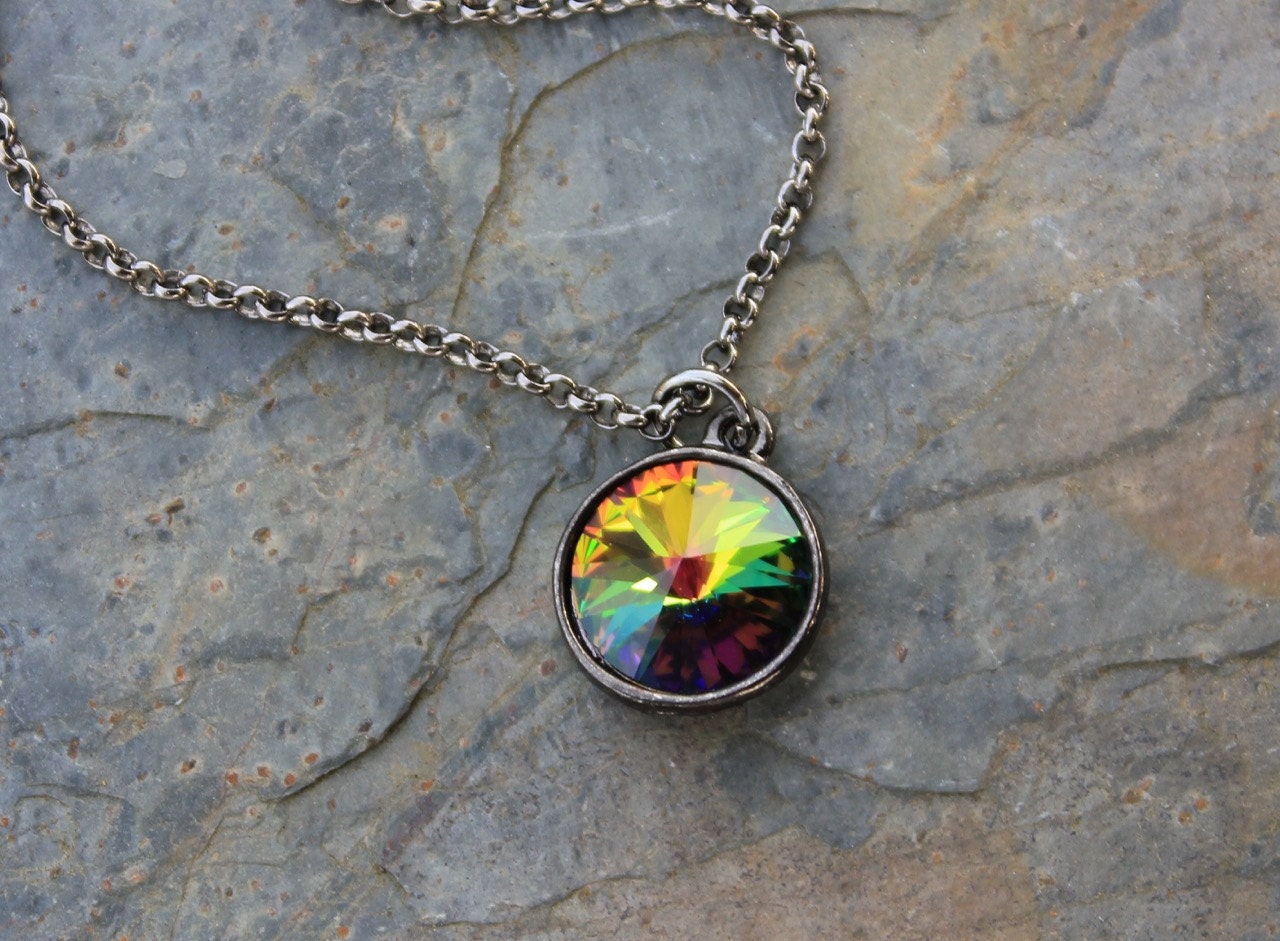 Oil Slick Halskette - Farbwechsel Vitrail Medium Swarovski Kristall Rivoli Stein Auf Gunmetall Schwarze Kette von WinterberryJewelry