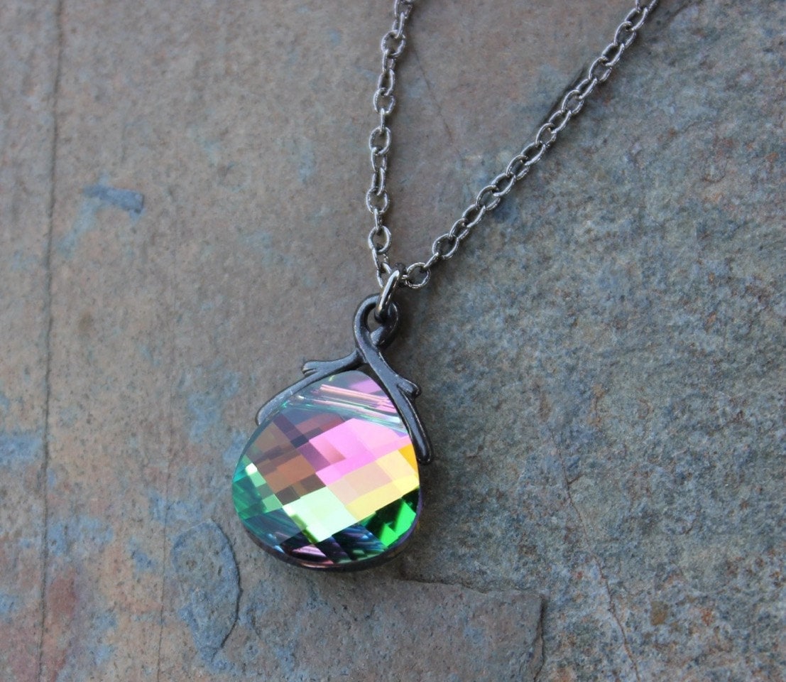 Oil Slick Halskette - Wunderschöne Farbwechsel Vitrail Medium Swarovski Kristall Briolette Auf Gunmetall Schwarze Kette von WinterberryJewelry