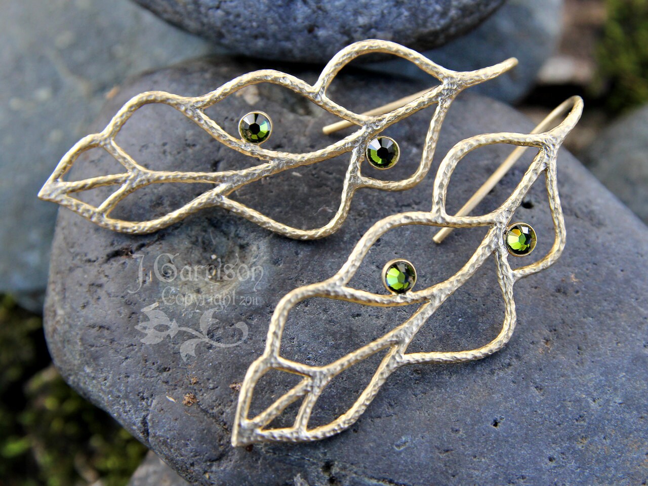 Olivine & Gold Blätter Ohrhänger - Mattes Blattgold Umrandet Mit Olivgrünen Kristallen Auch in Silber Oder Schwarz von WinterberryJewelry