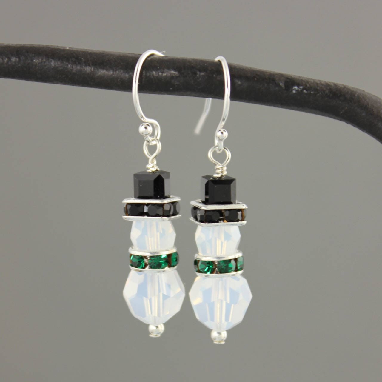 Opal Schneemann Ohrringe - Swarovski Kristall Schneemänner Mit Schwarzen Hüten + Grünen Schals An Sterling Silber Ohrhaken Winter Urlaubs Schmuck von WinterberryJewelry