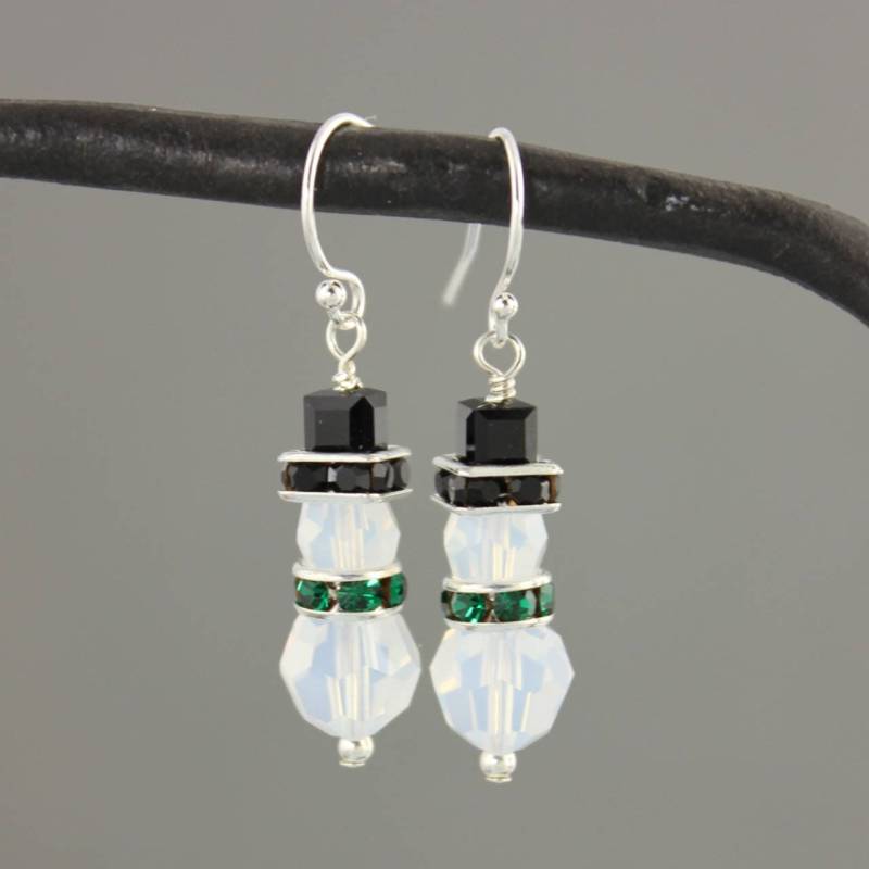 Opal Schneemann Ohrringe - Swarovski Kristall Schneemänner Mit Schwarzen Hüten + Grünen Schals An Sterling Silber Ohrhaken Winter Urlaubs Schmuck Opal Schneemann Ohrringe - Swarovski Kristall Schneemänner Mit Schwarzen Hüten + Grünen Schals An Sterling Silber Ohrhaken Winter Urlaubs Schmuck von WinterberryJewelry
