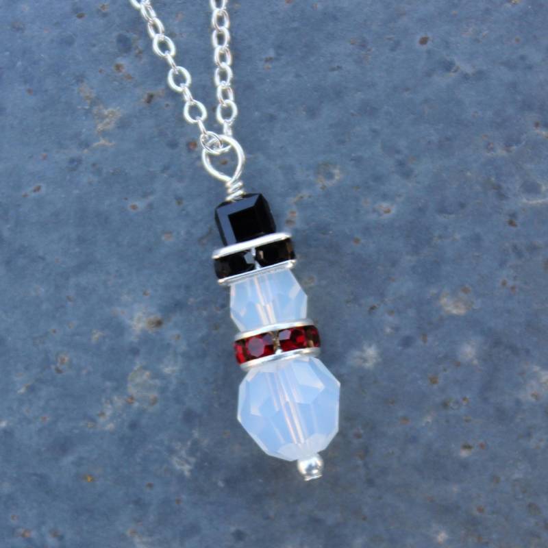 Opal Weiße Schneemann Halskette - Swarovski Kristall Mit Schwarzem Hut Und Rotem Schal Perfekt Für Winter, Weihnachten Opal Weiße Schneemann Halskette - Swarovski Kristall Mit Schwarzem Hut Und Rotem Schal Perfekt Für Winter, Weihnachten von WinterberryJewelry