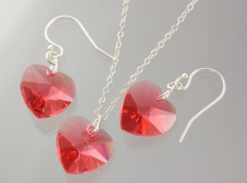 Padparadscha Pink Heart Halskette & Ohrhänger Set -Funkelnde Mittelrosa Swarovski Kristalle, An Sterling Silber Kette Und Ohrhaken Padparadscha Pink Heart Halskette & Ohrhänger Set -Funkelnde Mittelrosa Swarovski Kristalle, An Sterling Silber Kette Und Ohrhaken von WinterberryJewelry