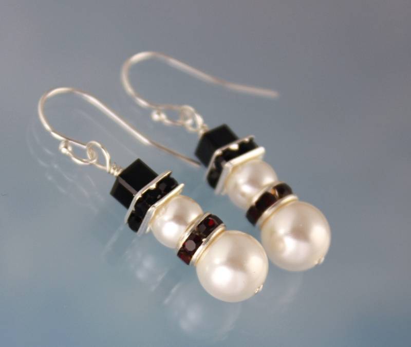 Perlen-Schneemann-Ohrringe - Weiße Swarovski-Perlen-Schneemänner Mit Schwarzen Hüten Und Roten Schals An Sterlingsilber Ohrhaken Perlen-Schneemann-Ohrringe - Weiße Swarovski-Perlen-Schneemänner Mit Schwarzen Hüten Und Roten Schals An Sterlingsilber Ohrhaken von WinterberryJewelry