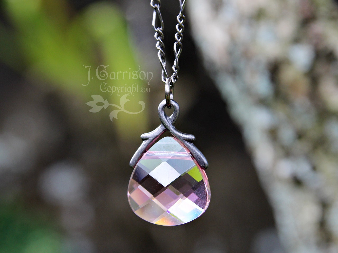 Pink & Schwarz Halskette - Hell Rosa Swarovski Kristall Briolett Anhänger, Gunmetal Kette von WinterberryJewelry