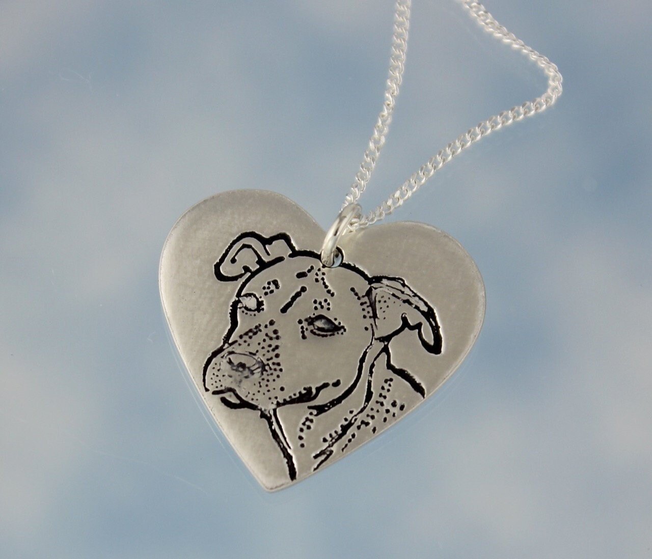 Pit Bull Anhänger - Handgemachter Feinsilber in Herzform Mit Süßem Hundegesicht An Sterling Silber Panzerkette Feiere Deine Hündchen von WinterberryJewelry