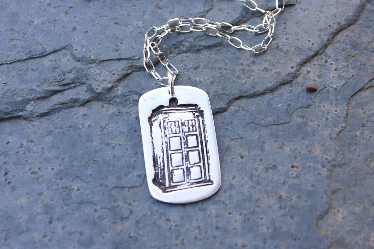 Polizei Box Dog Tag Halskette - Handgemachter Feinsilber Anhänger Sterling Silber Kette London Uk Und Sci Fi Fans von WinterberryJewelry
