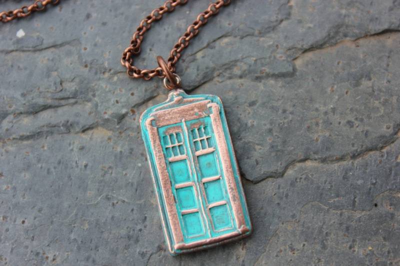 Polizei Box Halskette - Handgefertigte Antik Grünspan Kupfer Anhänger An Verkupfertem Messing Rolo Kette Für Uk & Sci Fi Fans Polizei Box Halskette - Handgefertigte Antik Grünspan Kupfer Anhänger An Verkupfertem Messing Rolo Kette Für Uk & Sci Fi Fans von WinterberryJewelry