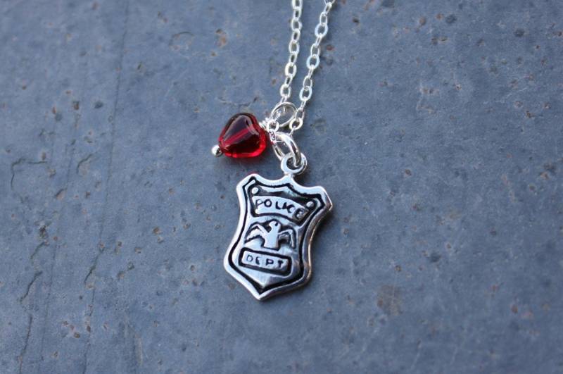 Polizei Liebe Halskette - Sterling Silber Abzeichen Charme & Rotes Glas Herz Auf Kette Geburtsstein Kristalle Auch Erhältlich Polizei Liebe Halskette - Sterling Silber Abzeichen Charme & Rotes Glas Herz Auf Kette Geburtsstein Kristalle Auch Erhältlich von WinterberryJewelry