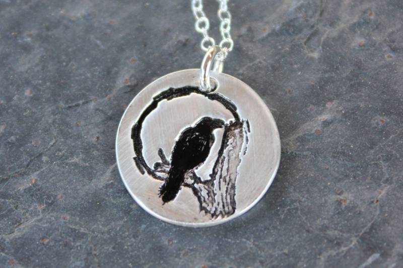 Rabe Und Mond Anhänger - Handgemachter Scheibenanhänger Aus Feinsilber Mit Vogel, Baum Mond, An Einer Silberkette Rabe Und Mond Anhänger - Handgemachter Scheibenanhänger Aus Feinsilber Mit Vogel, Baum Mond, An Einer Silberkette von WinterberryJewelry