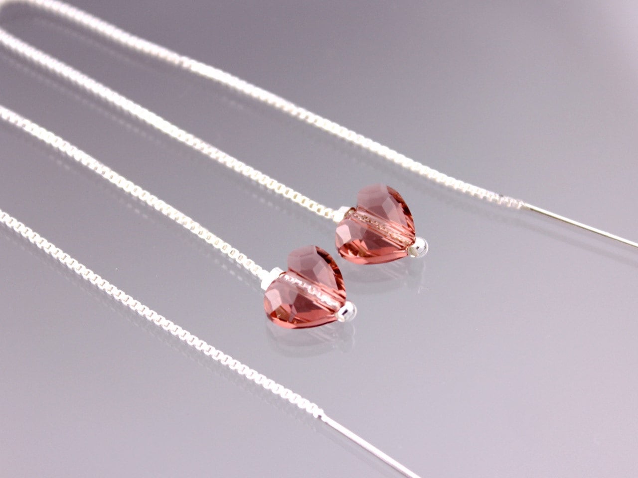 Rosa Herz-Ohrringe - Glitzernde Swarovski Kristalle An Schlichten Sterling Silber Ohrfäden von WinterberryJewelry