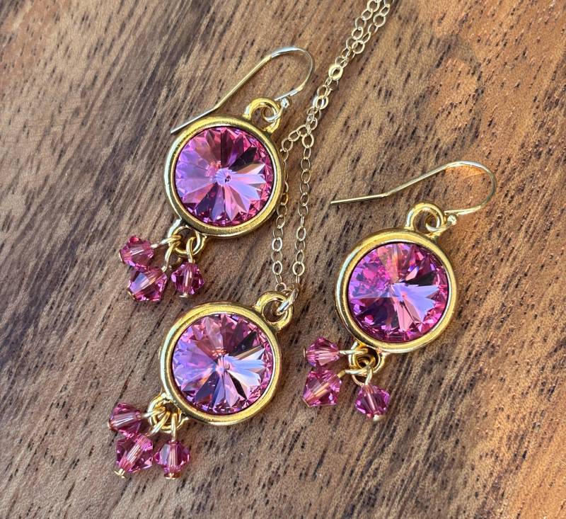 Rose Pink Swarovski Rivoli Crystal & Gold Halskette Und Ohrring Set - 14K Gold Filled Kette Haken Versandkostenfrei Nach Kanada Rose Pink Swarovski Rivoli Crystal & Gold Halskette Und Ohrring Set - 14K Gold Filled Kette Haken Versandkostenfrei Nach Kanada von WinterberryJewelry