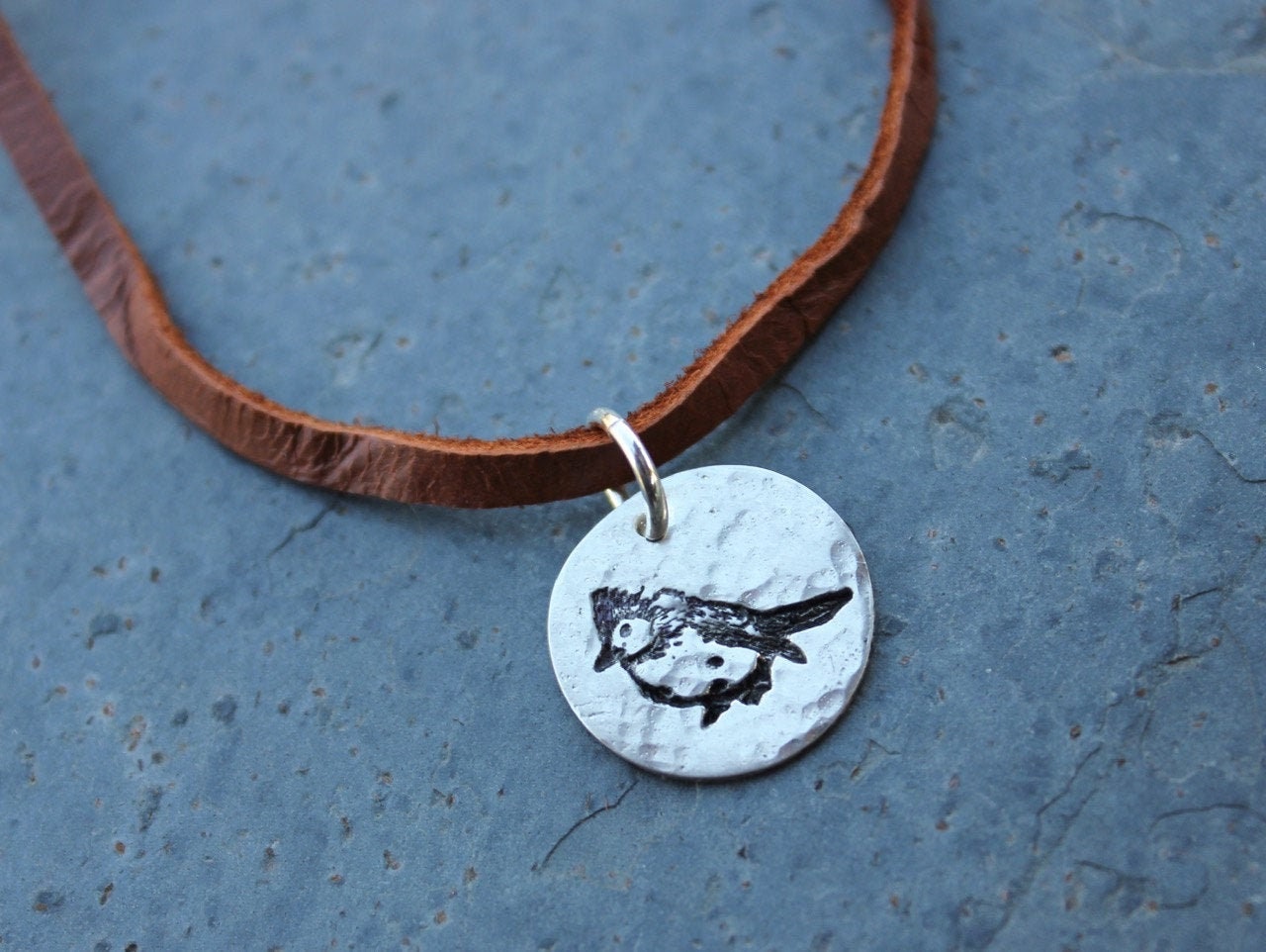 Rustikale Blauhäher-Lederkette Mit Gehämmertem Gehämmerten Feinsilber-Charm, Weiches Hirsch-Wildlederband von WinterberryJewelry