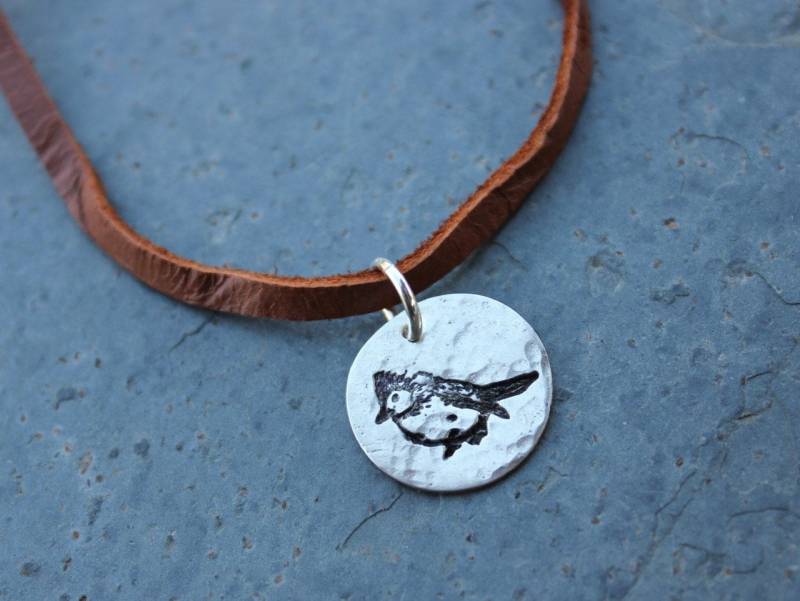 Rustikale Blauhäher-Lederkette Mit Gehämmertem Gehämmerten Feinsilber-Charm, Weiches Hirsch-Wildlederband Rustikale Blauhäher-Lederkette Mit Gehämmertem Gehämmerten Feinsilber-Charm, Weiches Hirsch-Wildlederband von WinterberryJewelry