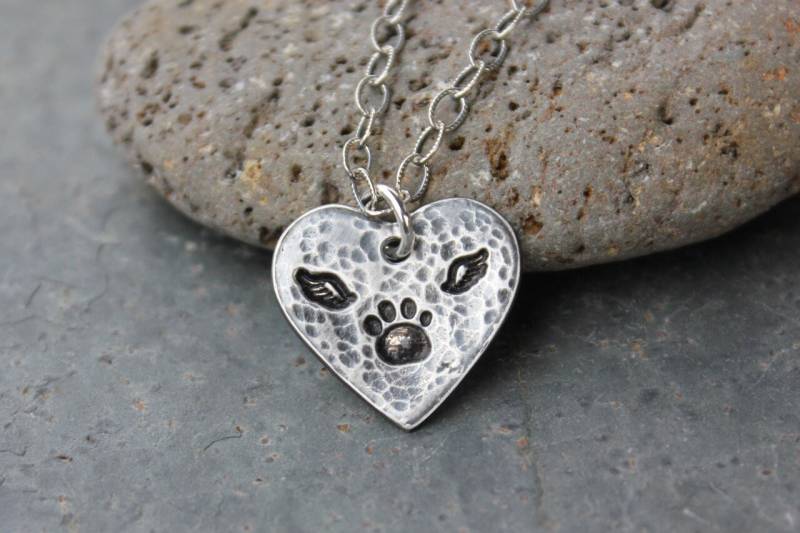 Rustikale Kette Mit Geflügeltem Pfotenabdruck - Handgemachter Feinsilber Herzanhänger Katzen/Hund & Engelsflügeln Texturierte Oxidierte 925 Silber Rustikale Kette Mit Geflügeltem Pfotenabdruck - Handgemachter Feinsilber Herzanhänger Katzen/Hund & Engelsflügeln Texturierte Oxidierte 925 Silber von WinterberryJewelry