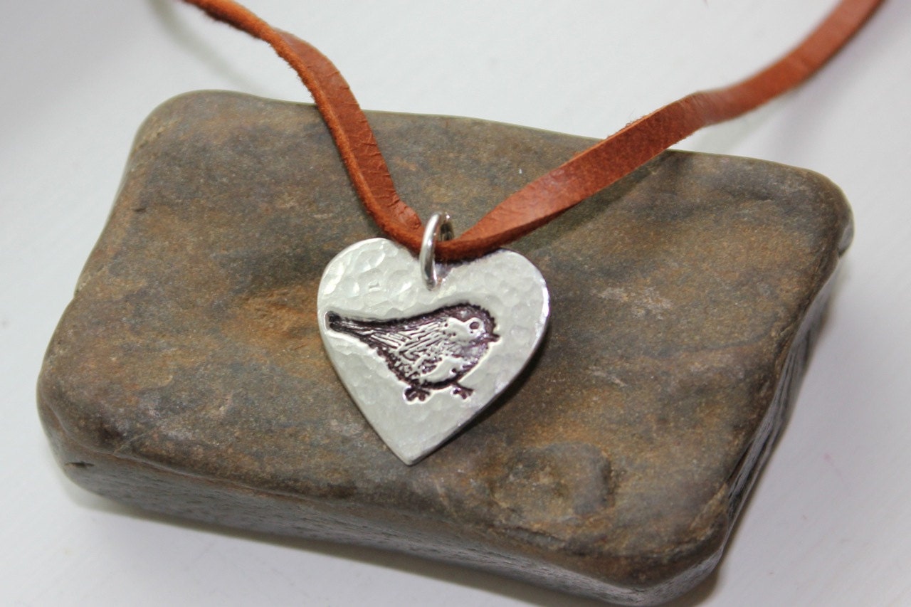 Rustikale Meisenlederkette - Handgemachter Feiner Silbervogel Auf Herzanhänger, Weiches Reh-Velourlederband von WinterberryJewelry