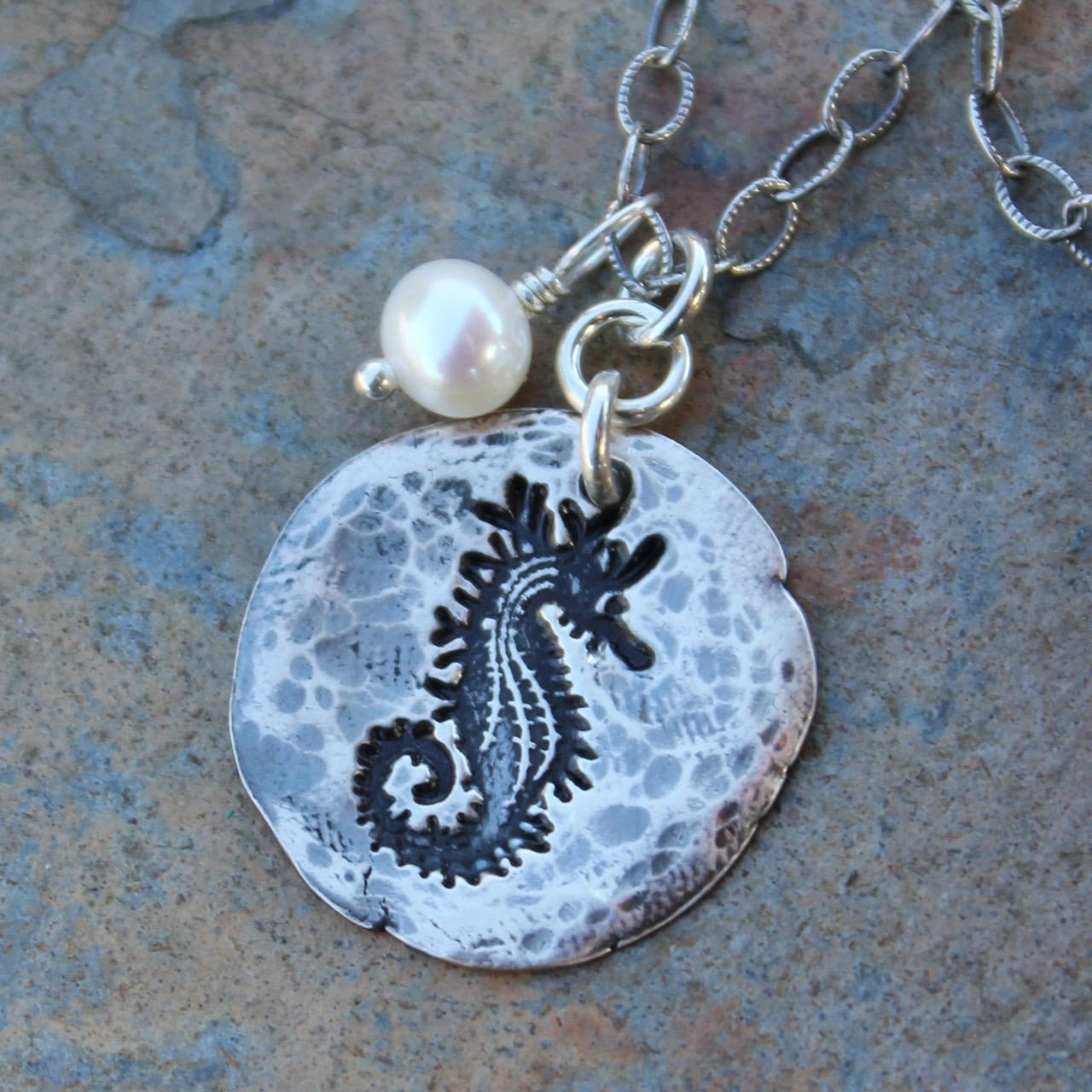 Rustikale Seepferdchenkette - Feiner Gehämmerter Silberanhänger Mit Plättchenanhänger & Süßwasserperle, Oxidierte Texturierte von WinterberryJewelry