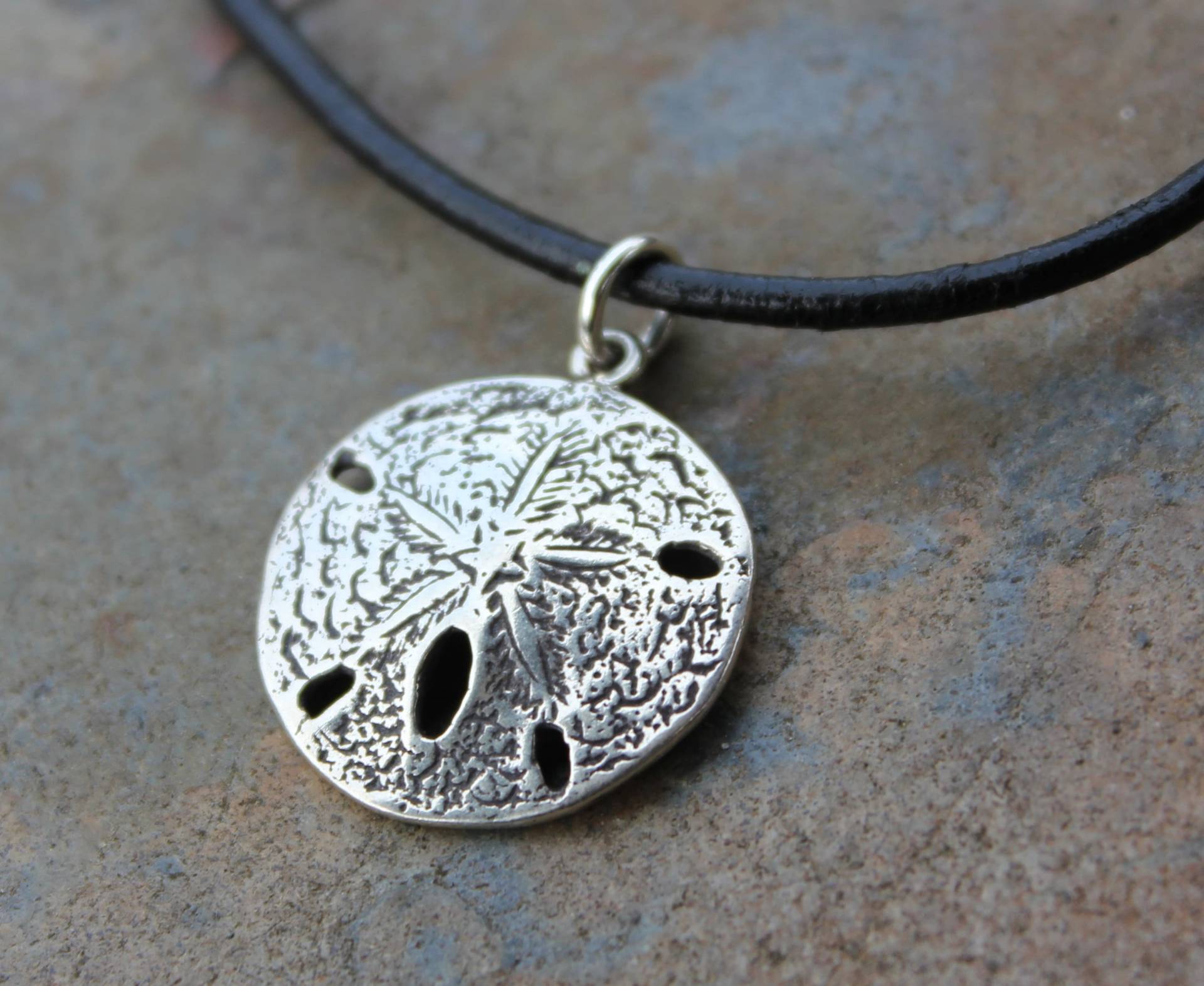 Sanddollar Halskette - Sterling Silber Anhänger Auf Einem Schwarzen Lederband Ein Schmuckstück Für Den Strand Oder von WinterberryJewelry