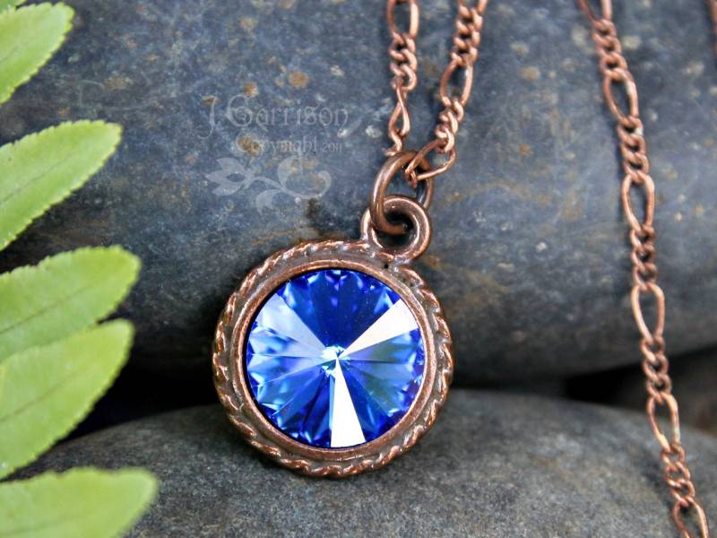 Sapphire Blaue Swarovski Rivoli Kristall & Antik Kupfer Halskette - Herbstfarben Rustikaler Boho Chic Sapphire Blaue Swarovski Rivoli Kristall & Antik Kupfer Halskette - Herbstfarben Rustikaler Boho Chic von WinterberryJewelry