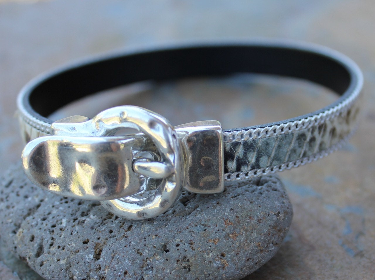 Schlangenhaut Schnalle Armband - Bedrucktes Lederband Und Matt Versilberter Schnallenverschluss- Creme, Grau, Schwarz & Denim Blau von WinterberryJewelry