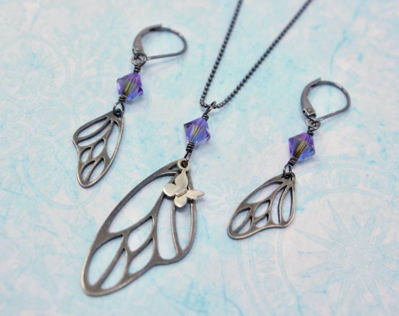 Schmetterlingsflügel Sterling Silber Halskette & Ohrringe Set Oder Getrennt - Antiqued Anhänger, Lila Kristalle, Glänzende Schwarze Kette + Brisur Schmetterlingsflügel Sterling Silber Halskette & Ohrringe Set Oder Getrennt - Antiqued Anhänger, Lila Kristalle, Glänzende Schwarze Kette + Brisur von WinterberryJewelry