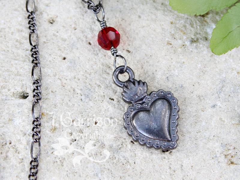 Schwarze Sacred Heart Milagro Halskette - Gunmetal Gothic Herz Mit Flammen-Charm, Ruby Roter Swarovski Kristall Schwarze Kette Schwarze Sacred Heart Milagro Halskette - Gunmetal Gothic Herz Mit Flammen-Charm, Ruby Roter Swarovski Kristall Schwarze Kette von WinterberryJewelry