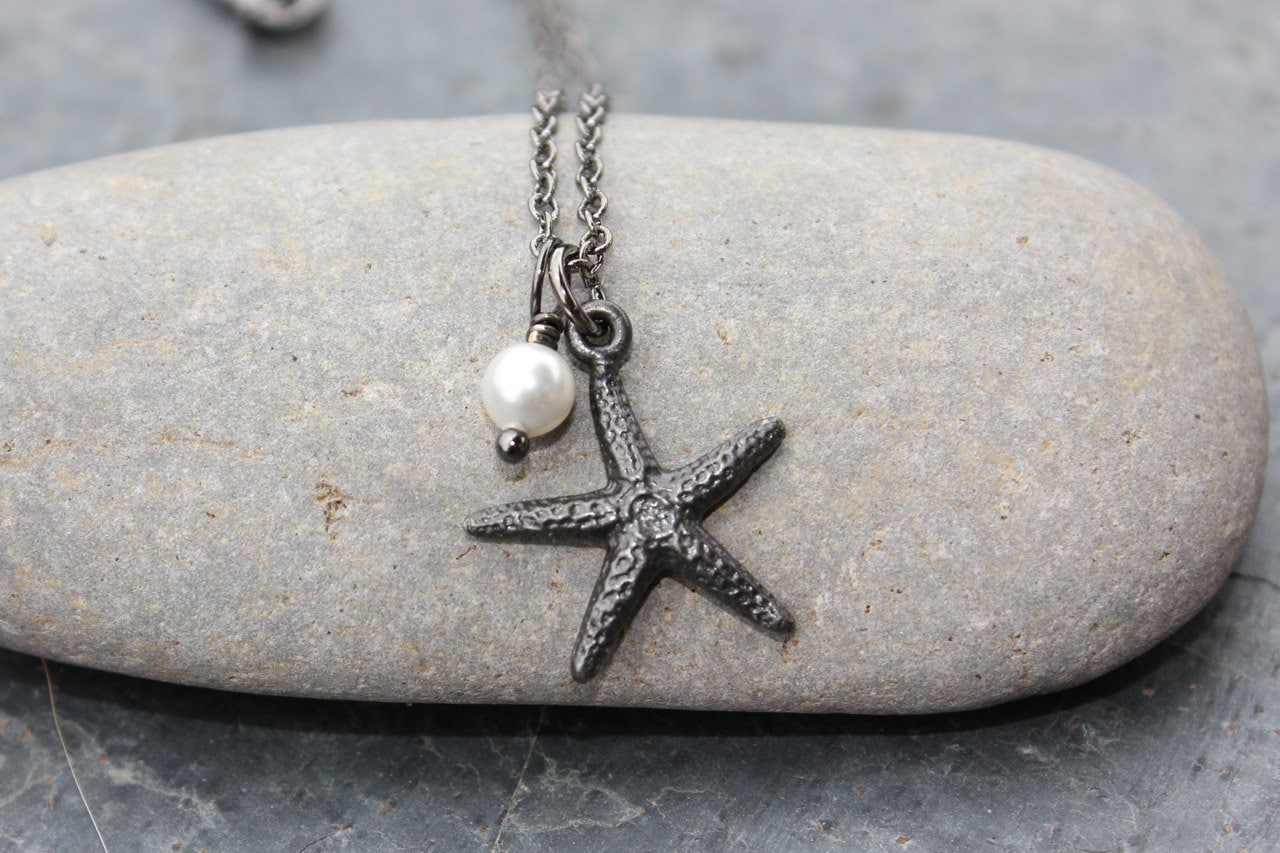Schwarzer Seestern Und Perlenhalskette - Geschwärzter Zinn Charm, Weiße Swarovski Perle Schwarze Kette von WinterberryJewelry