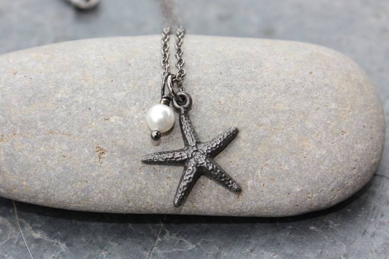 Schwarzer Seestern Und Perlenhalskette - Geschwärzter Zinn Charm, Weiße Swarovski Perle Schwarze Kette von WinterberryJewelry