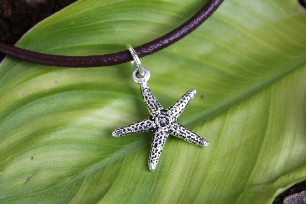 Seestern Halskette - Versilberter Zinn Anhänger Auf Dunkelbraunem Lederband Herren Oder Damen Seestern Halskette - Versilberter Zinn Anhänger Auf Dunkelbraunem Lederband Herren Oder Damen von WinterberryJewelry